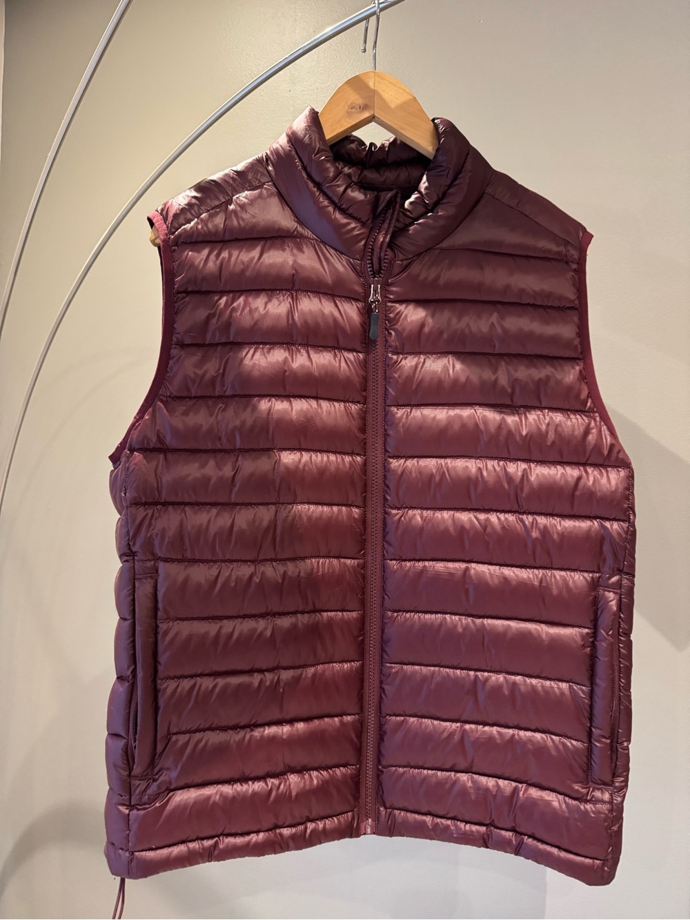 Aeropostale Men's Quilted Puffer Vest - Burgundy Plum